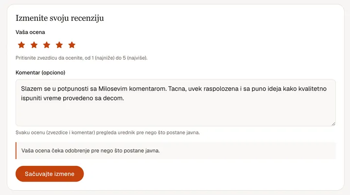 Sekcija Recenzije na profilu sa jednom odobrenom recenzijom i recenzijom posetioca koja je na čekanju.